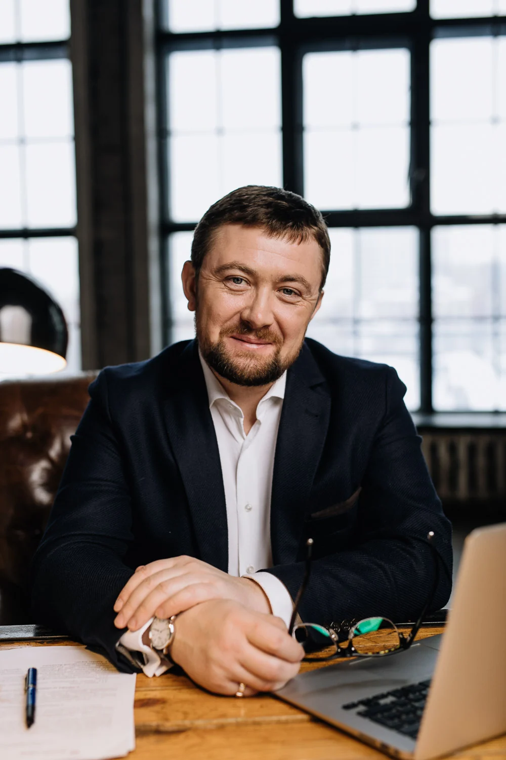 Евгений Данилевский в рабочем кабинете